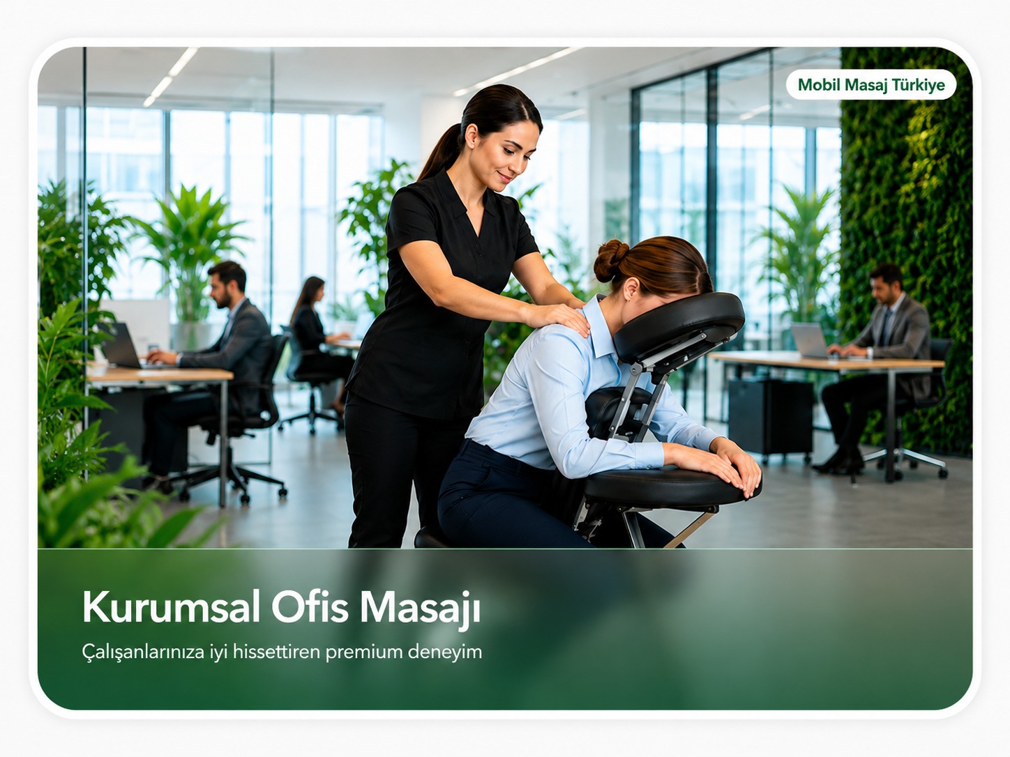 Ofis masajı hizmeti alan şirket çalışanı ve profesyonel terapist